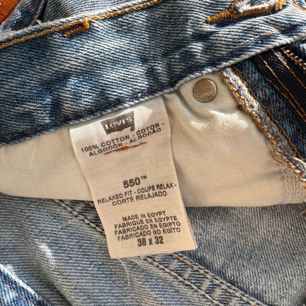 Levi Shorts - Picture 2 of 4